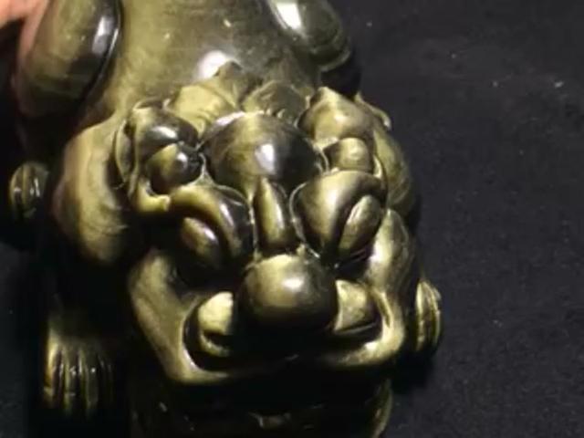 金曜石貔貅把件，金光闪闪的