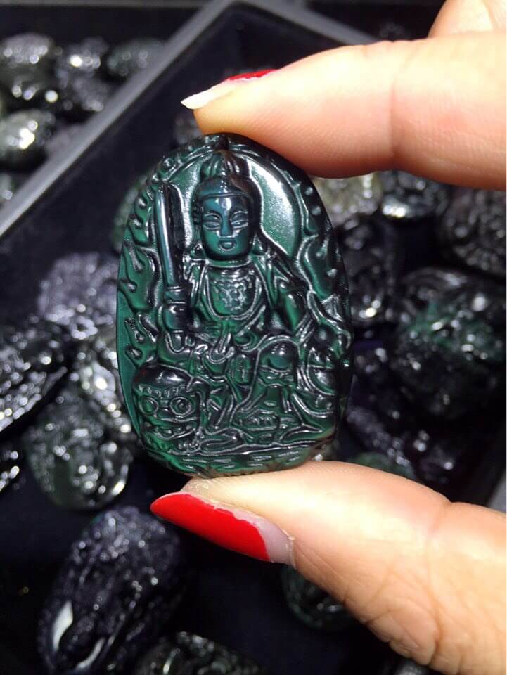 强光照射下的黑曜石本命佛