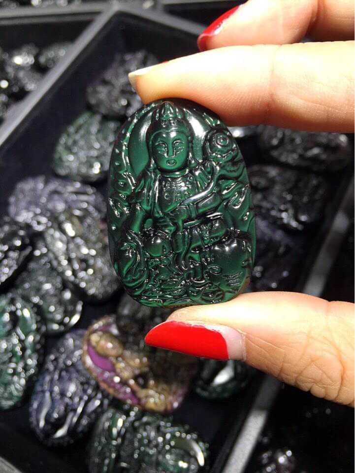 强光照射下的黑曜石本命佛