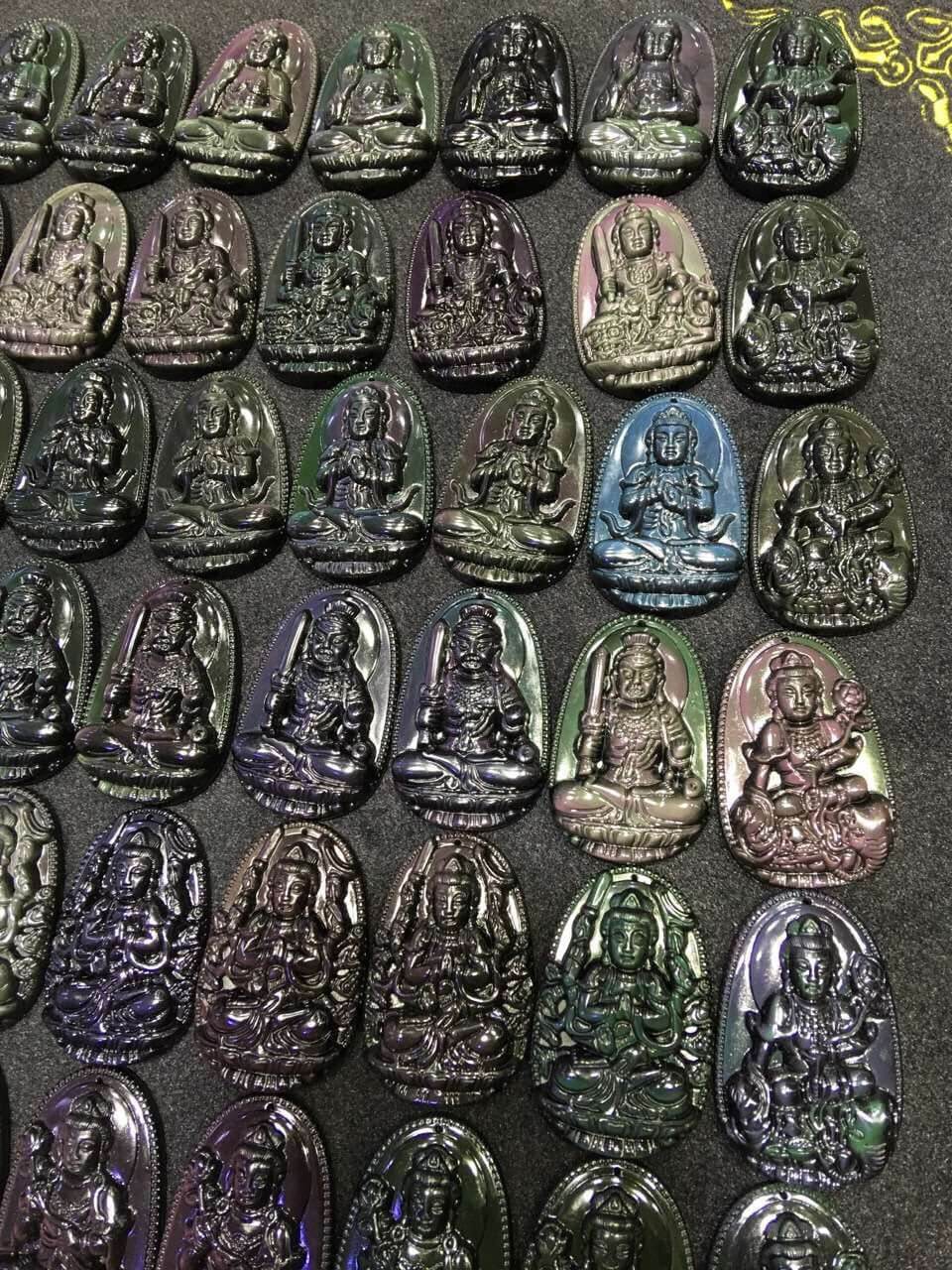 强光照射下的黑曜石本命佛