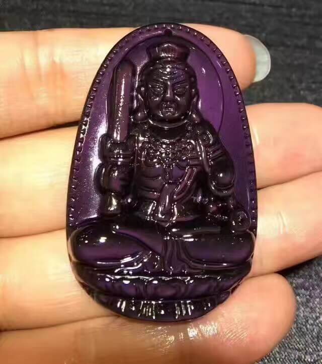 强光照射下的黑曜石本命佛