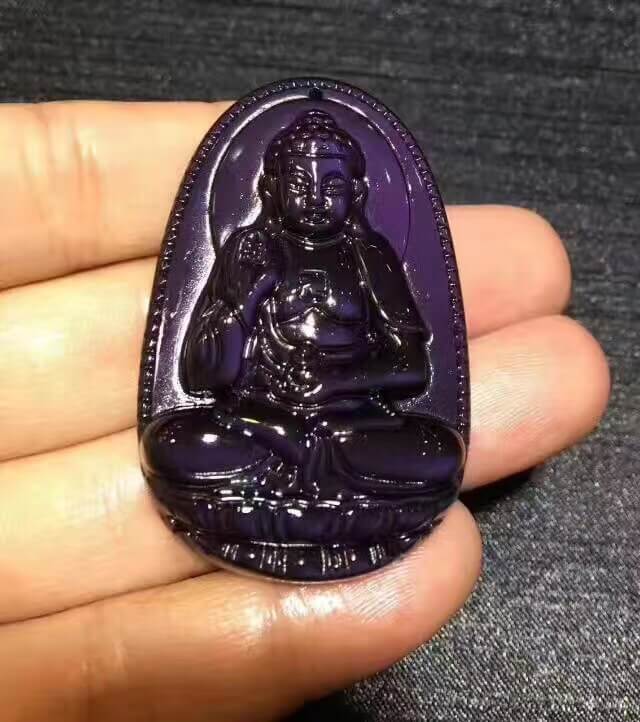 强光照射下的黑曜石本命佛