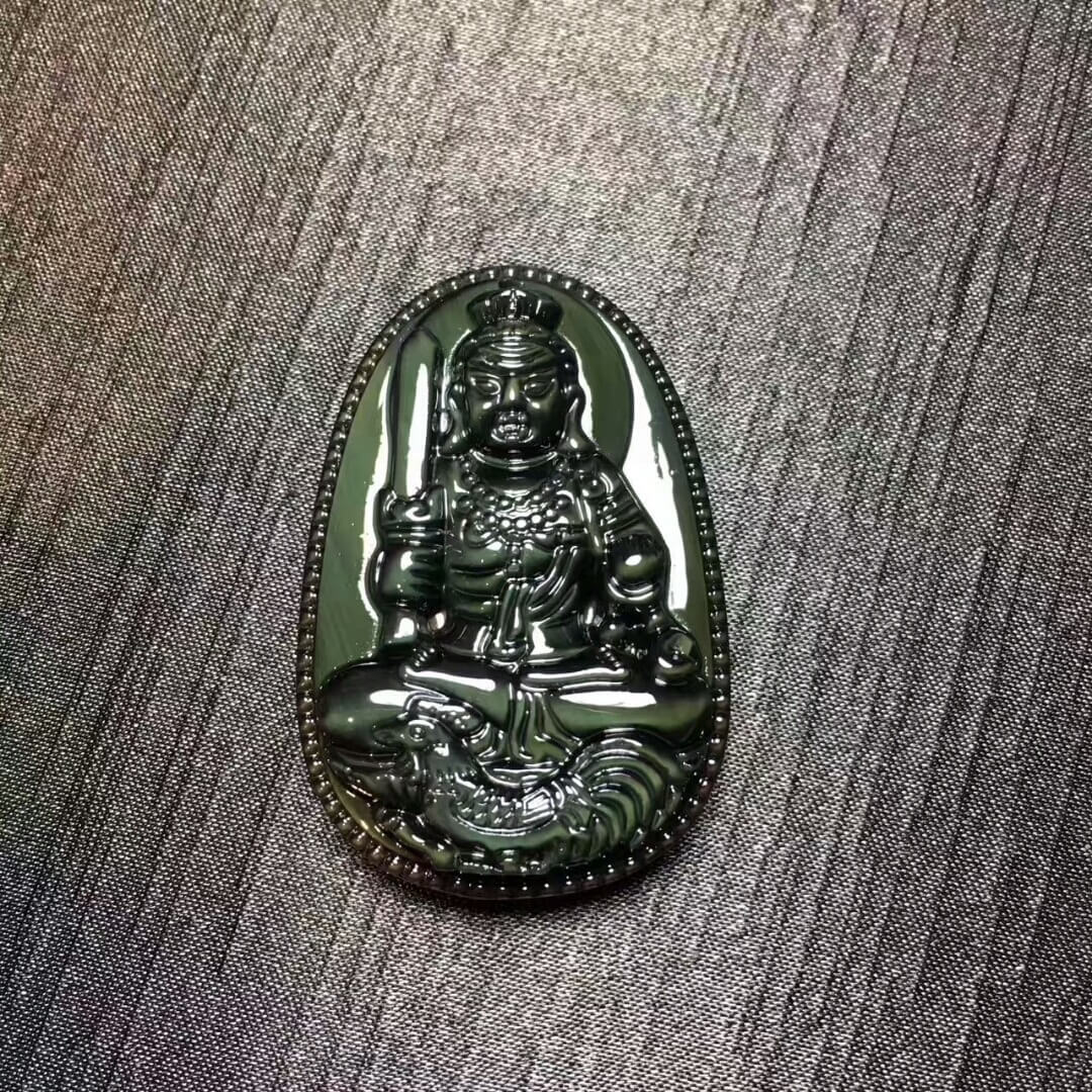 强光照射下的黑曜石本命佛