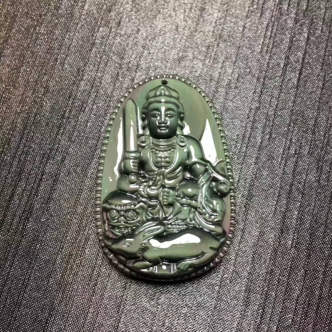 强光照射下的黑曜石本命佛