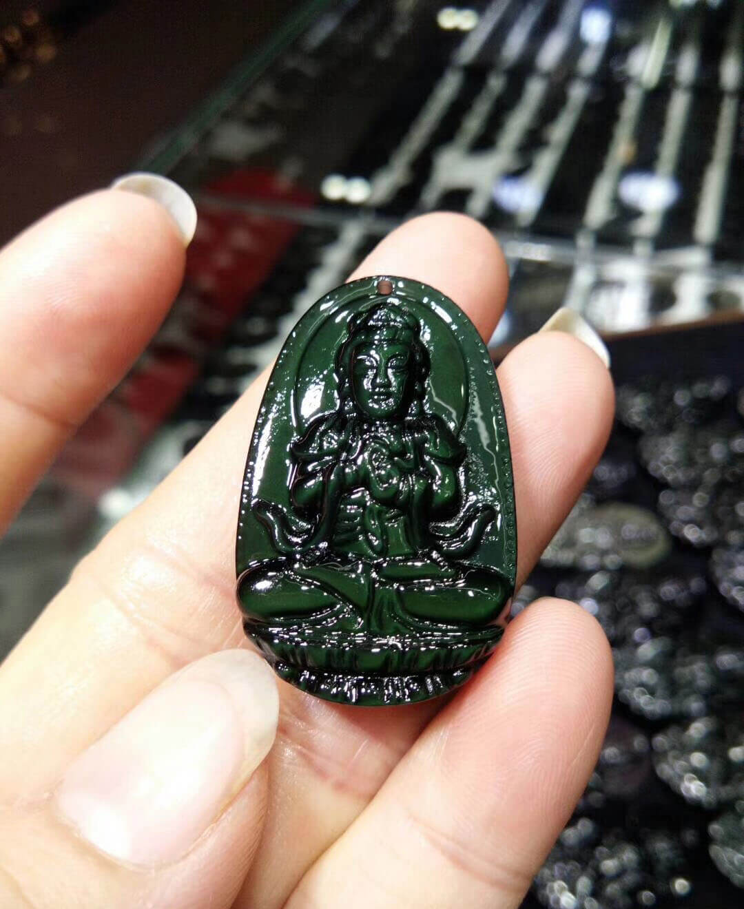 强光照射下的黑曜石本命佛