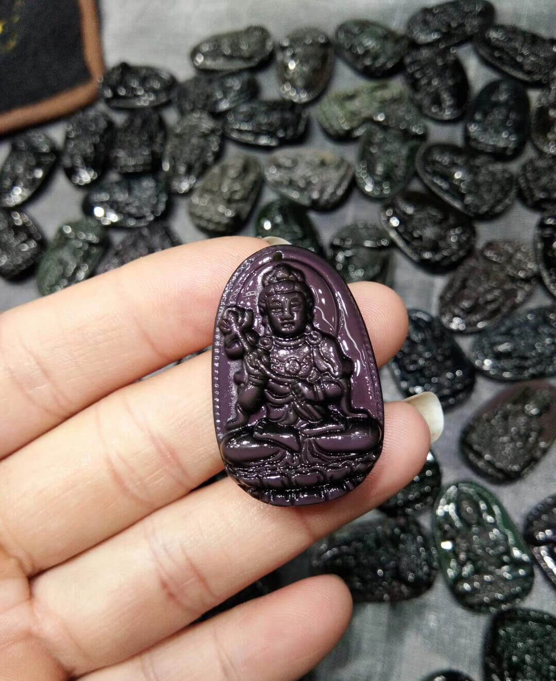 强光照射下的黑曜石本命佛
