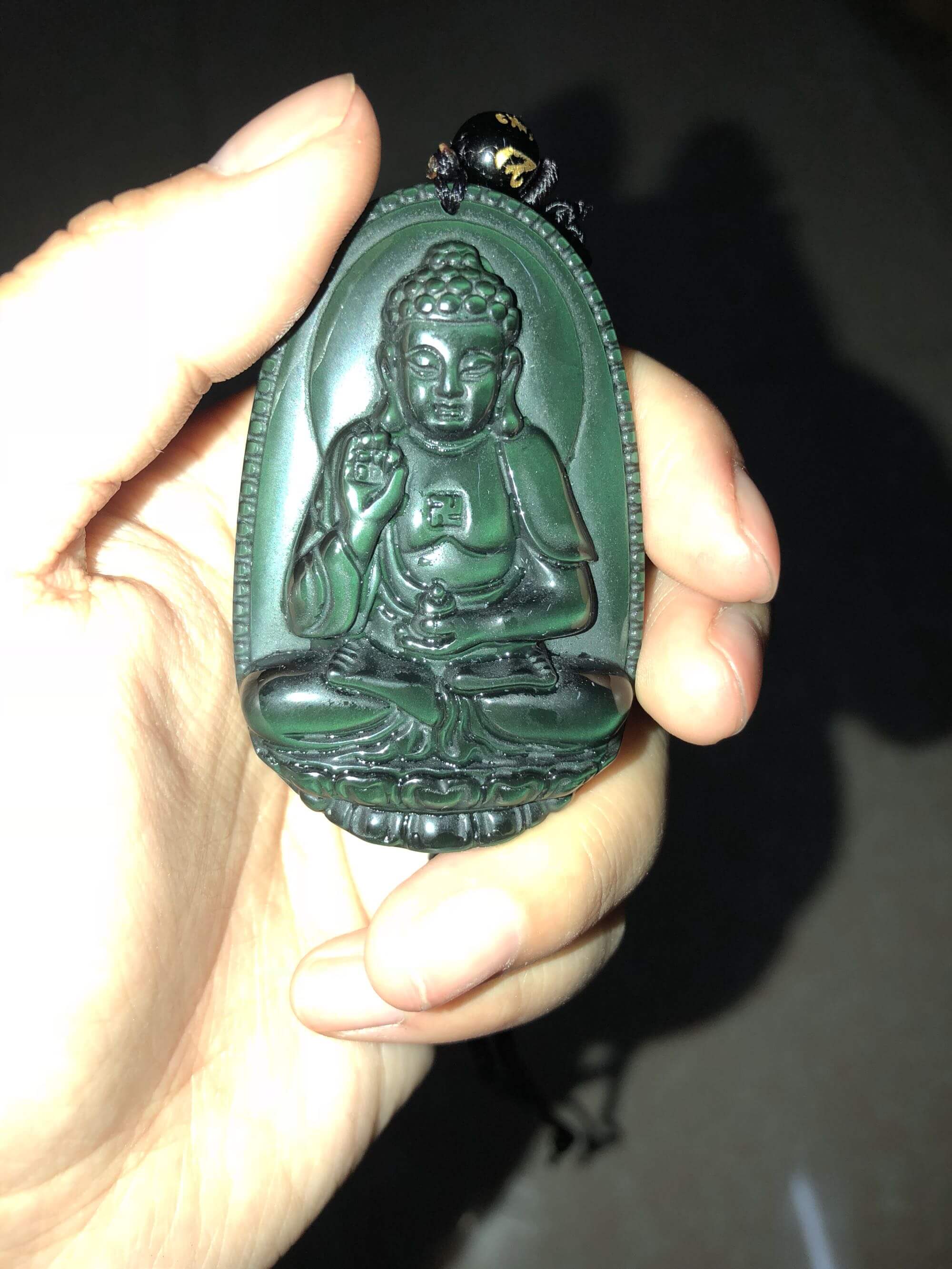 强光照射下的黑曜石本命佛