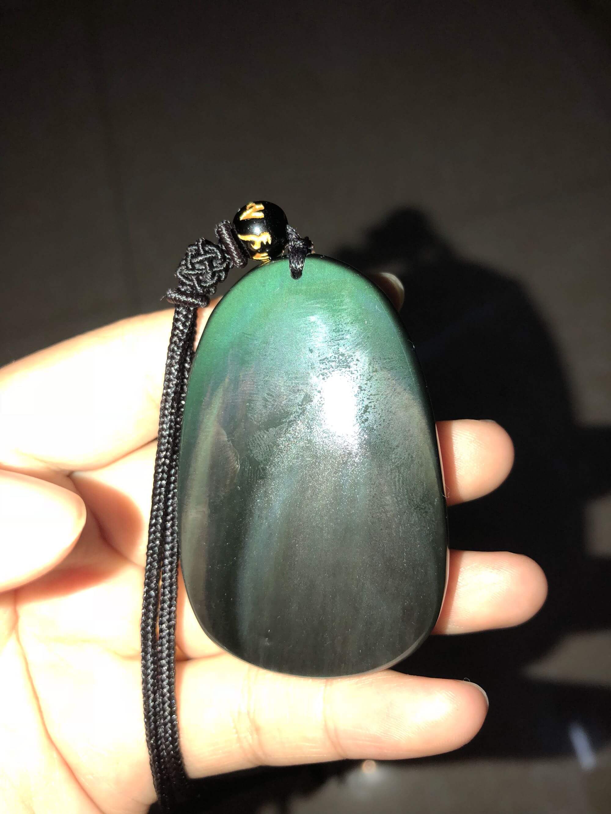 强光照射下的黑曜石本命佛