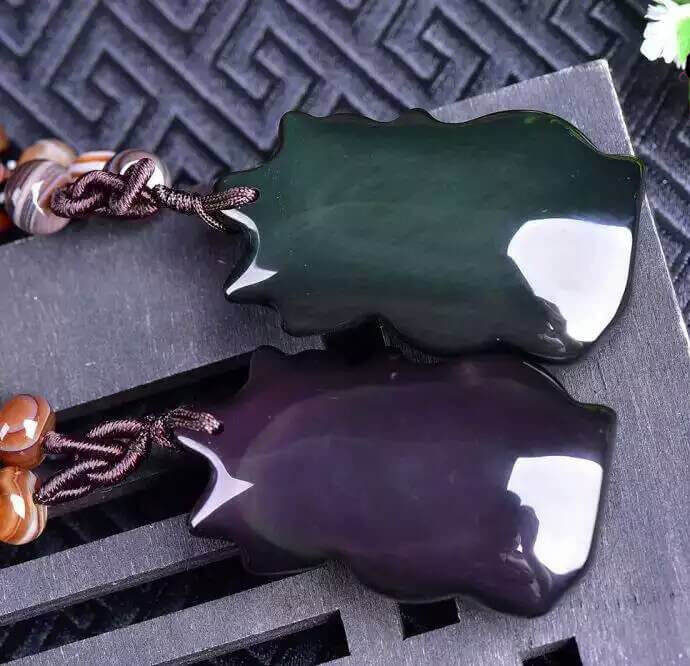 强光照射下的黑曜石狐狸