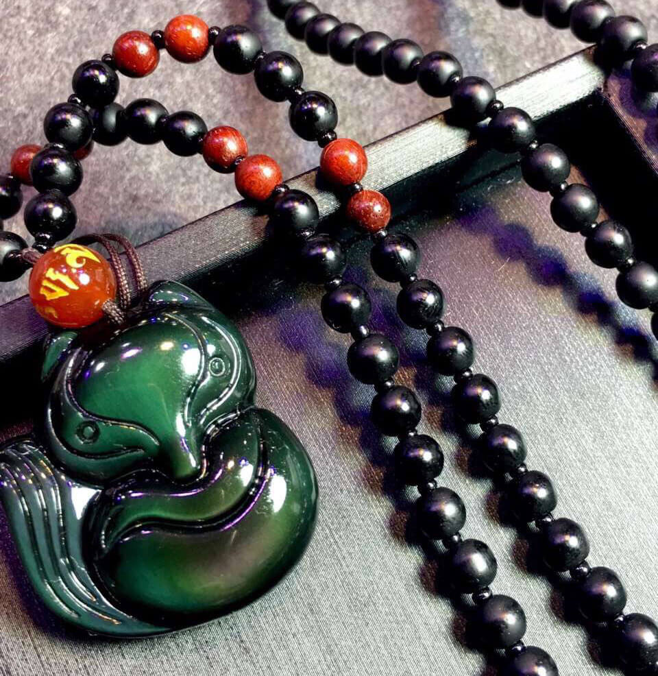 强光照射下的黑曜石狐狸