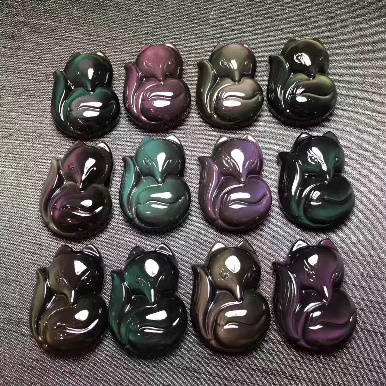 强光照射下的黑曜石狐狸