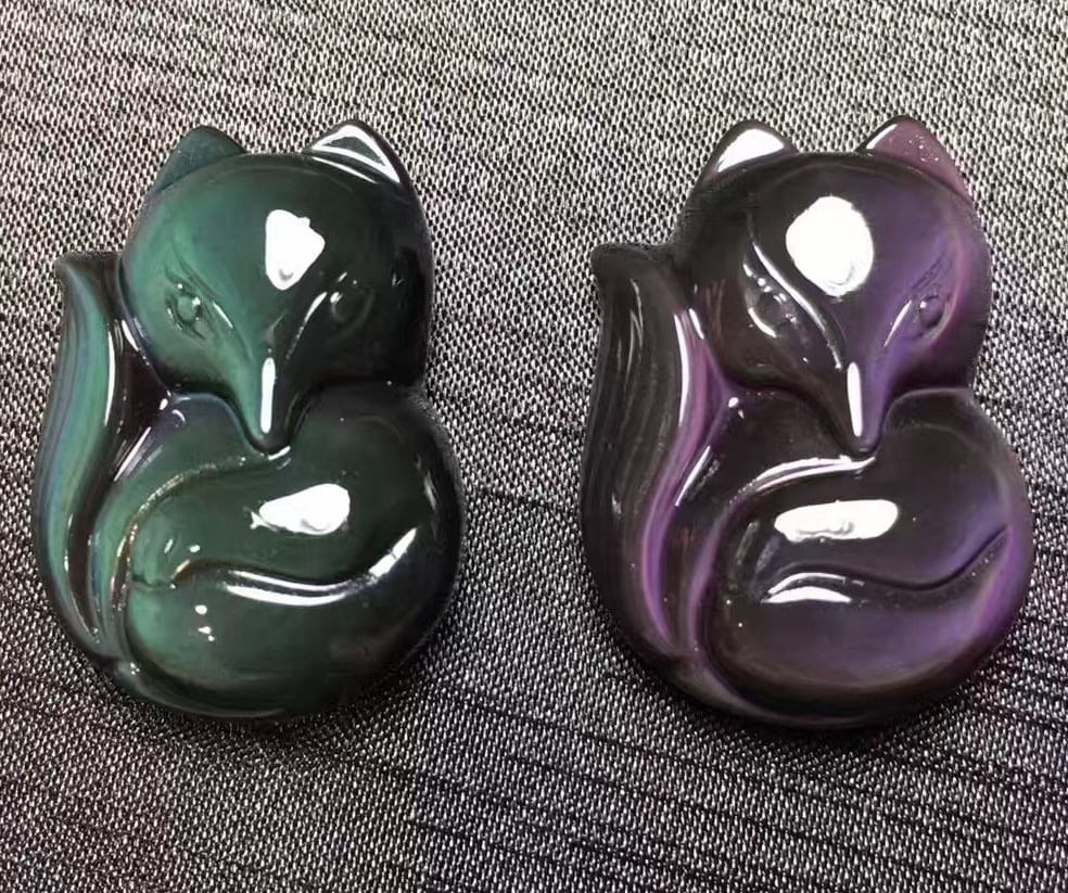 强光照射下的黑曜石狐狸