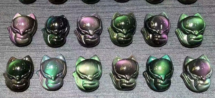 强光照射下的黑曜石狐狸