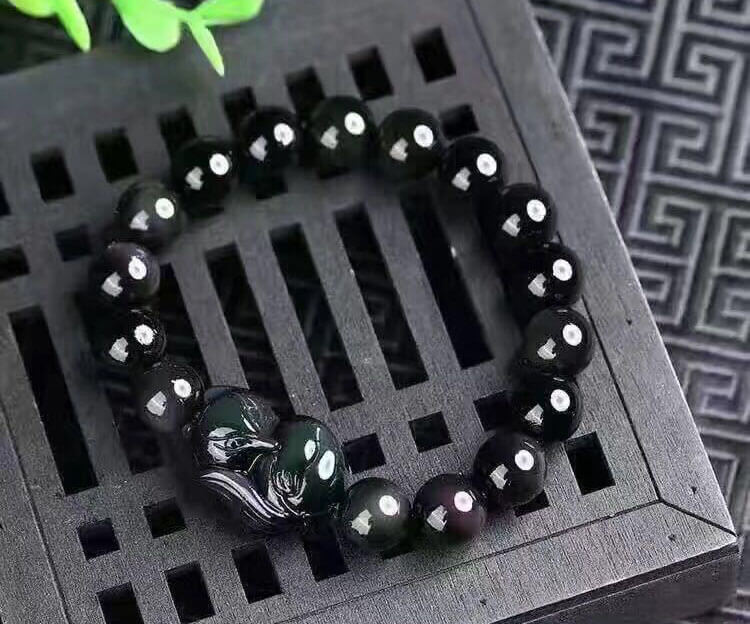 强光照射下的黑曜石狐狸