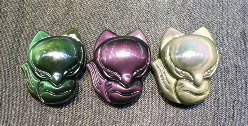 强光照射下的黑曜石狐狸