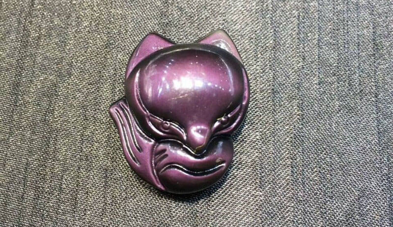 强光照射下的黑曜石狐狸