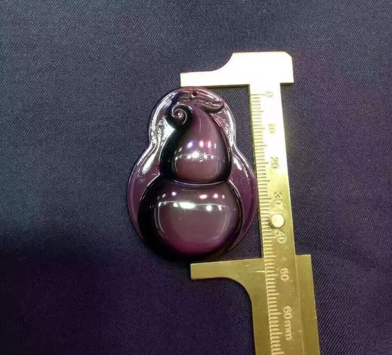 强光照射下的黑曜石葫芦