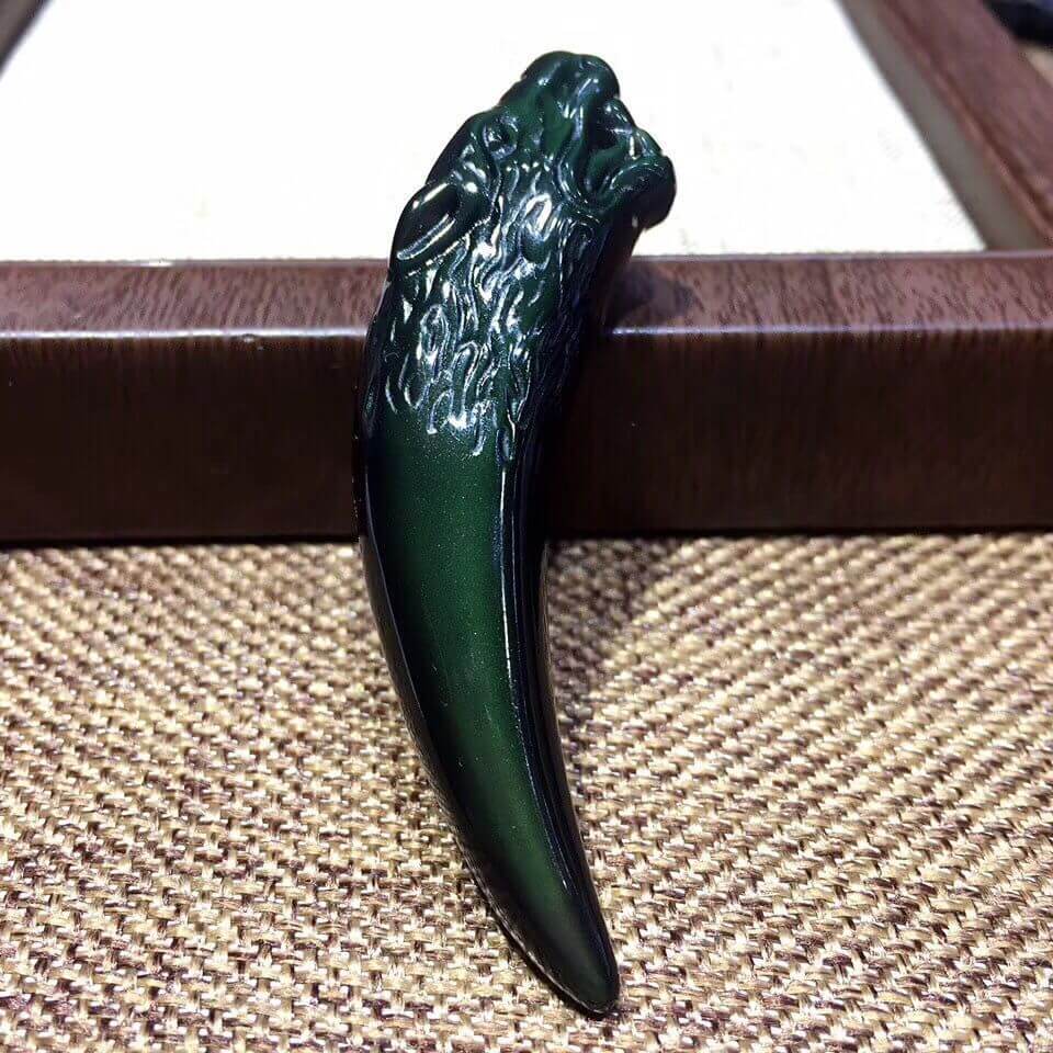 强光照射下的黑曜石狼牙