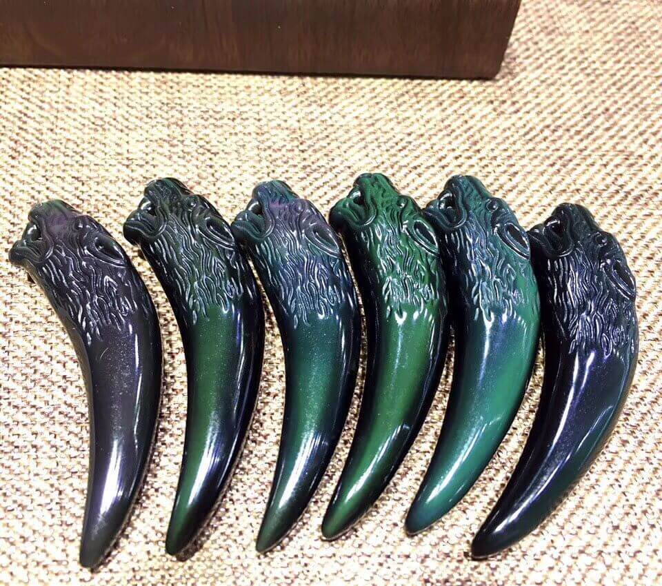强光照射下的黑曜石狼牙