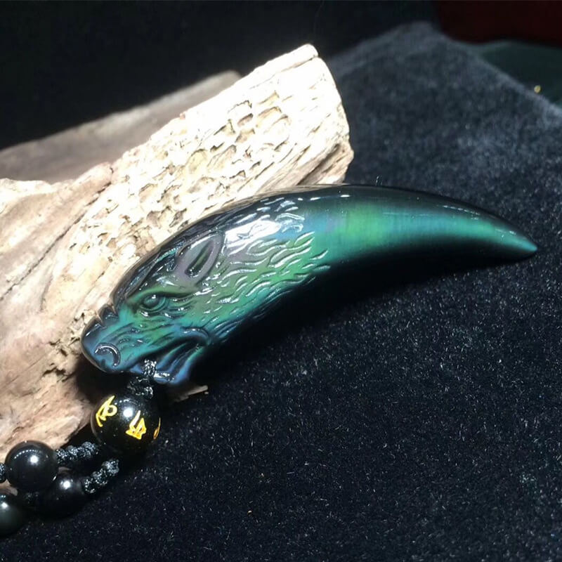 强光照射下的黑曜石狼牙