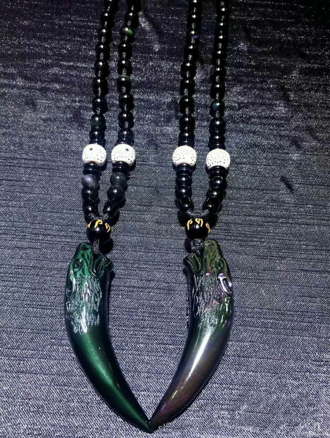 强光照射下的黑曜石狼牙