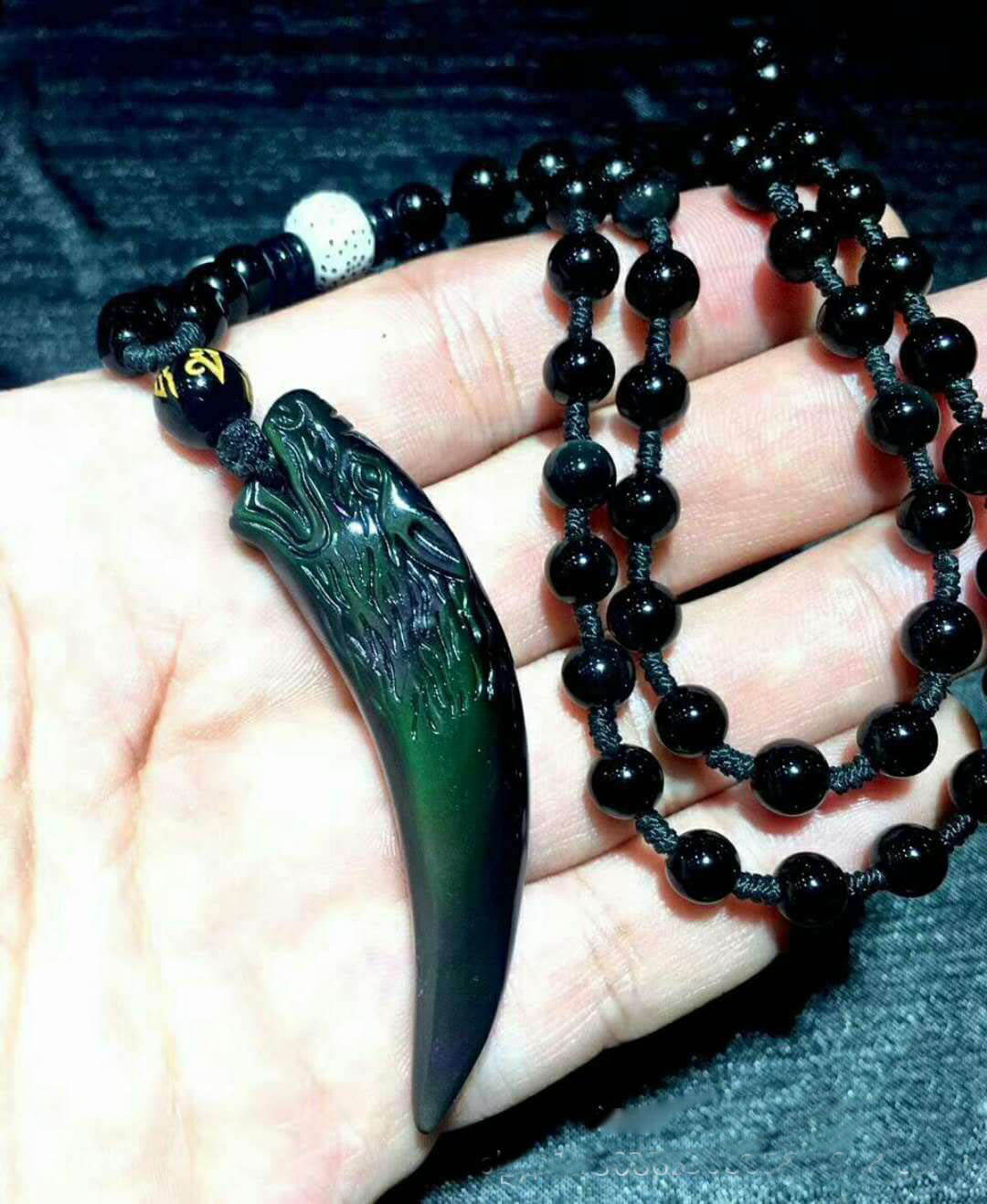强光照射下的黑曜石狼牙