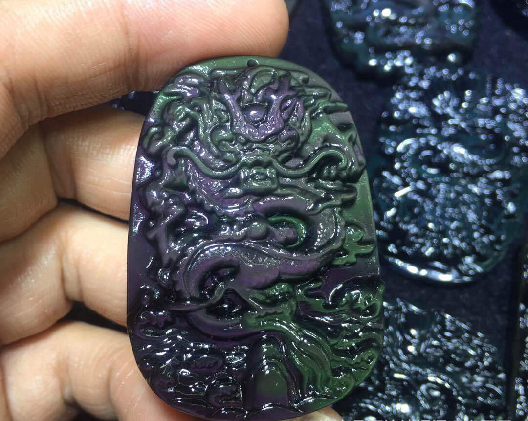 强光照射下的黑曜石龙牌