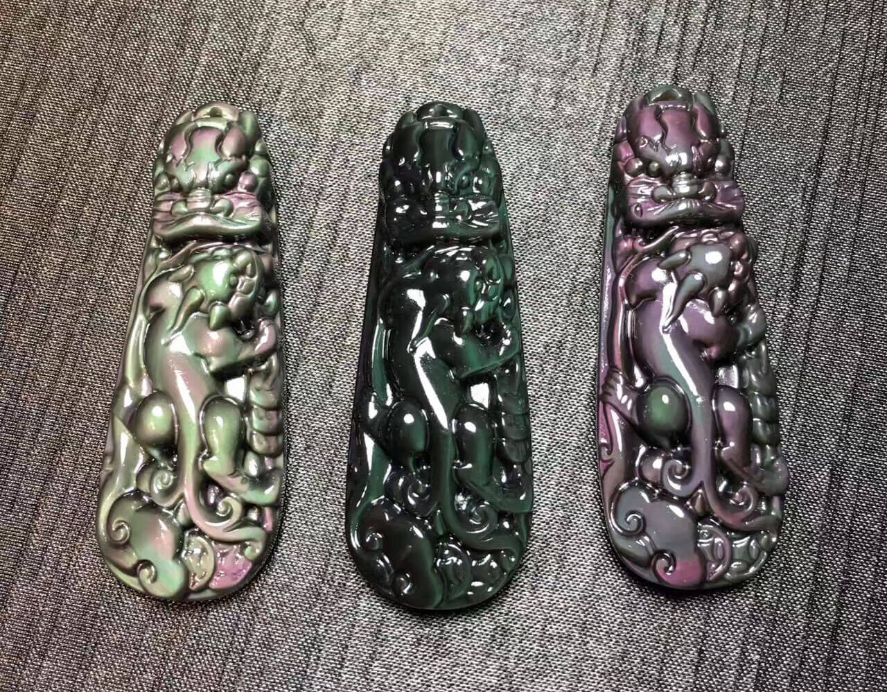 强光照射下的黑曜石龙柱