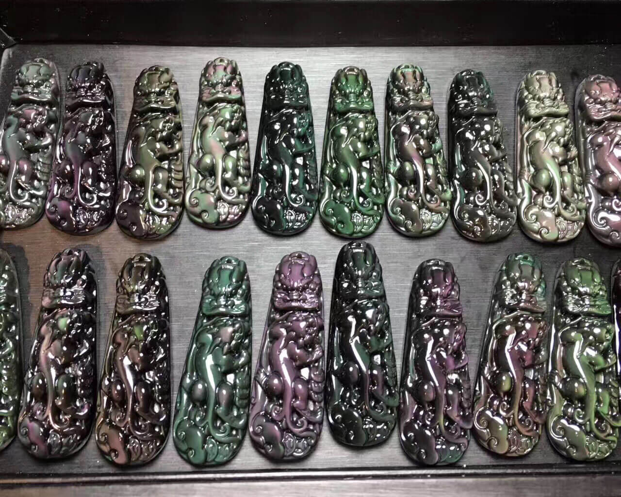 强光照射下的黑曜石龙柱