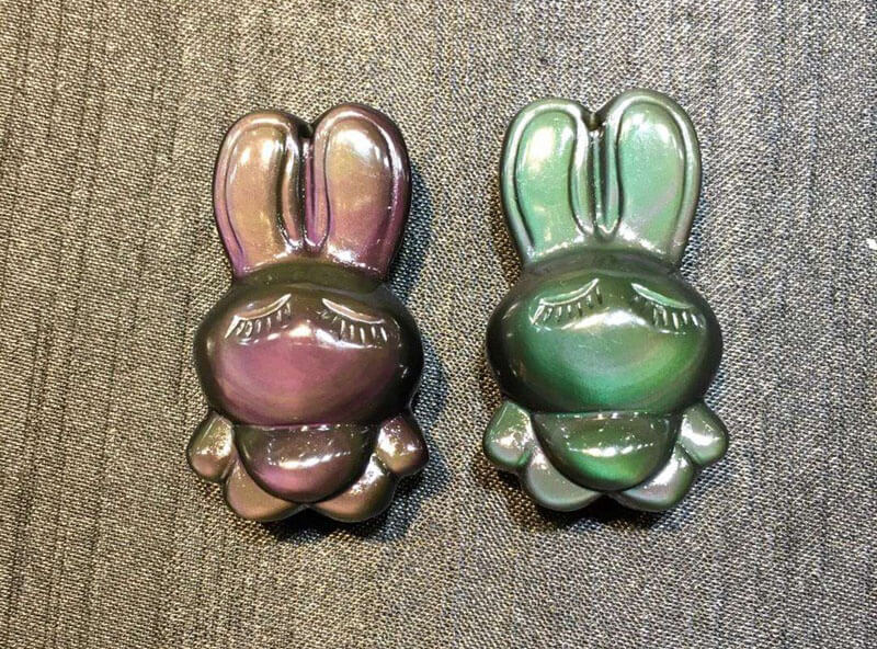 强光照射下的黑曜石萌兔