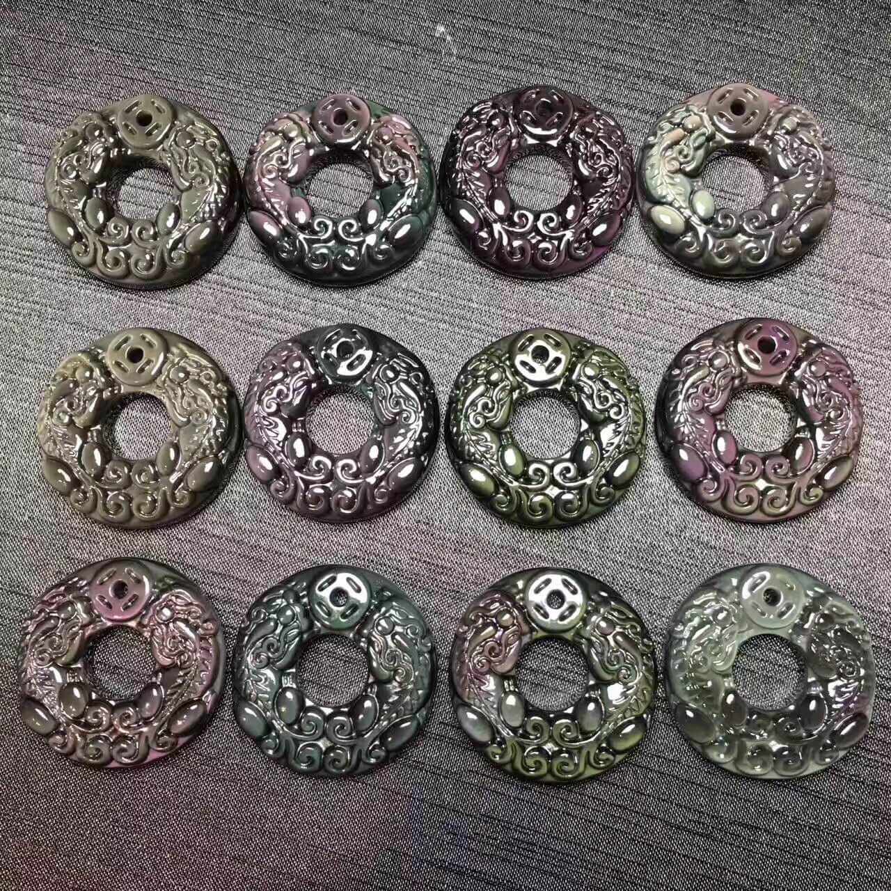 强光照射下的黑曜石平安扣