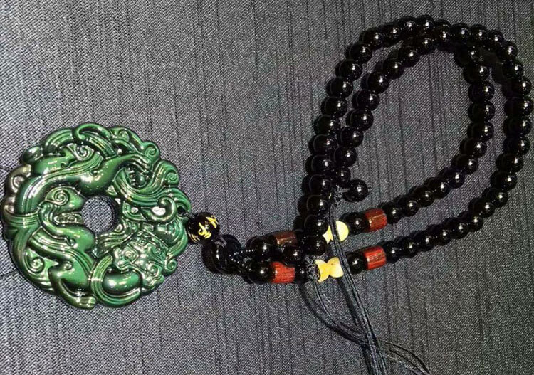 强光照射下的黑曜石平安扣