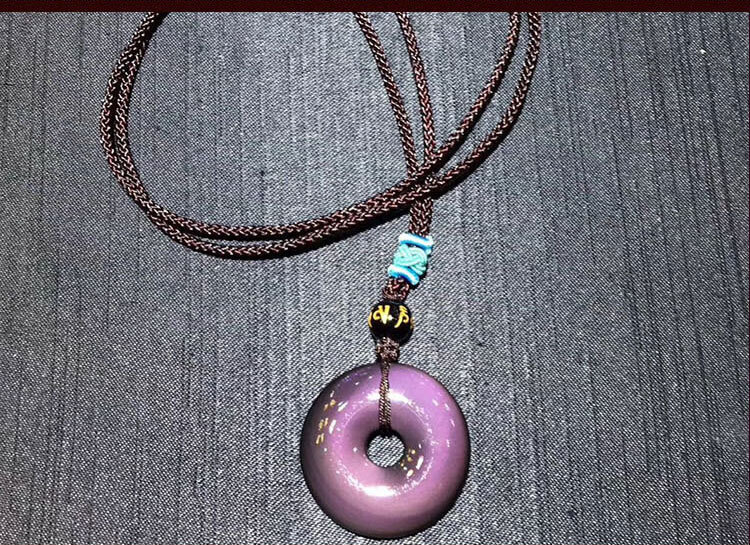 强光照射下的黑曜石平安扣