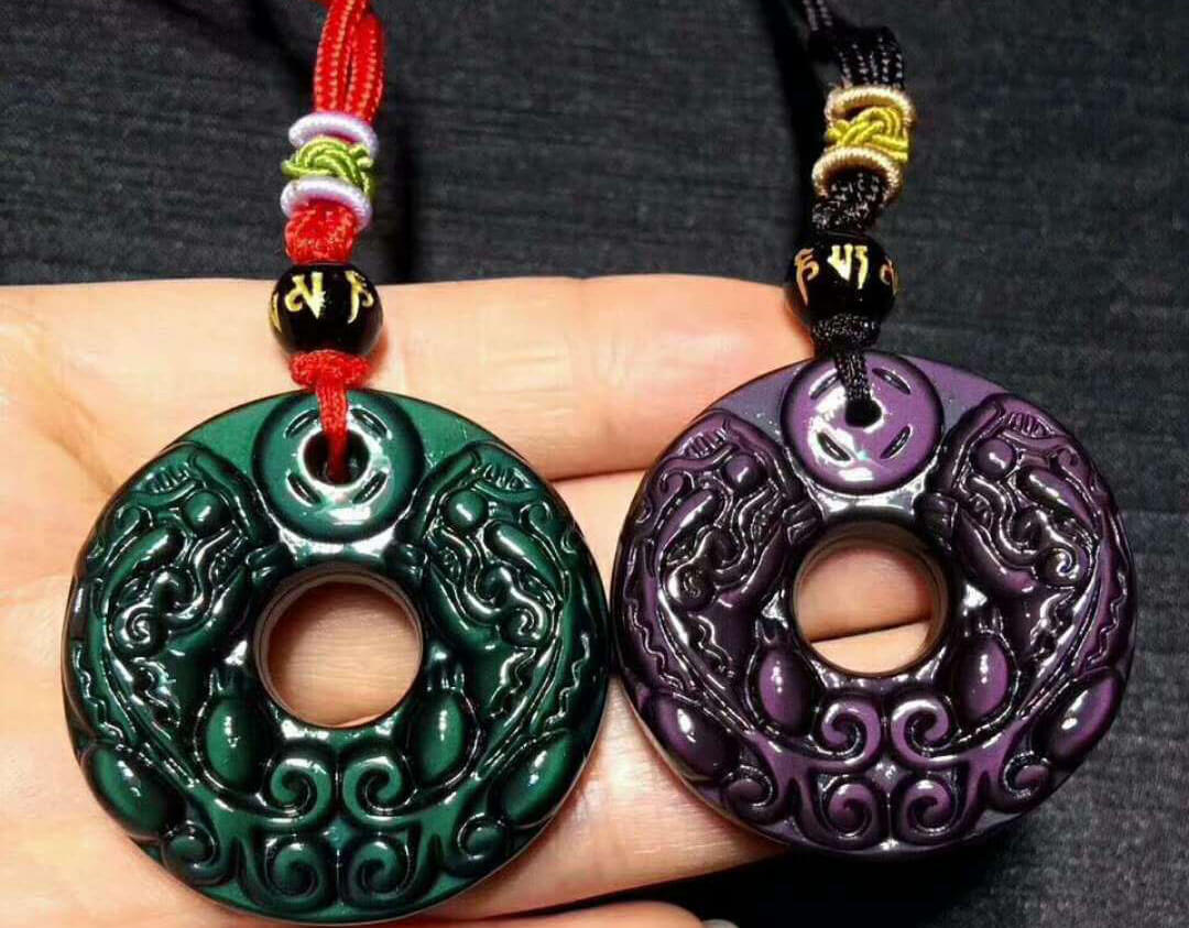 强光照射下的黑曜石平安扣