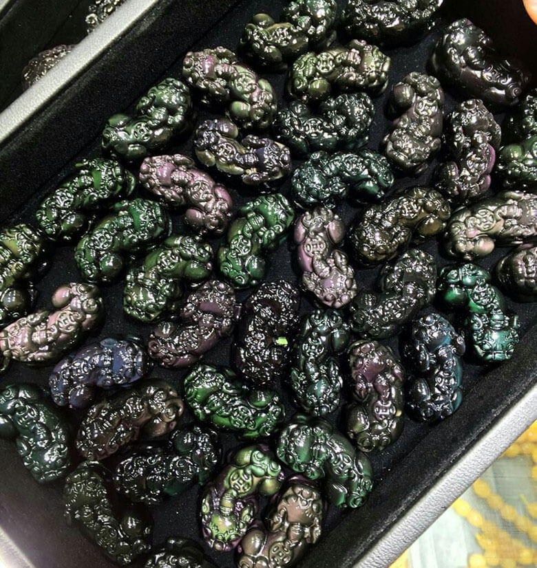强光照射下的黑曜石貔貅