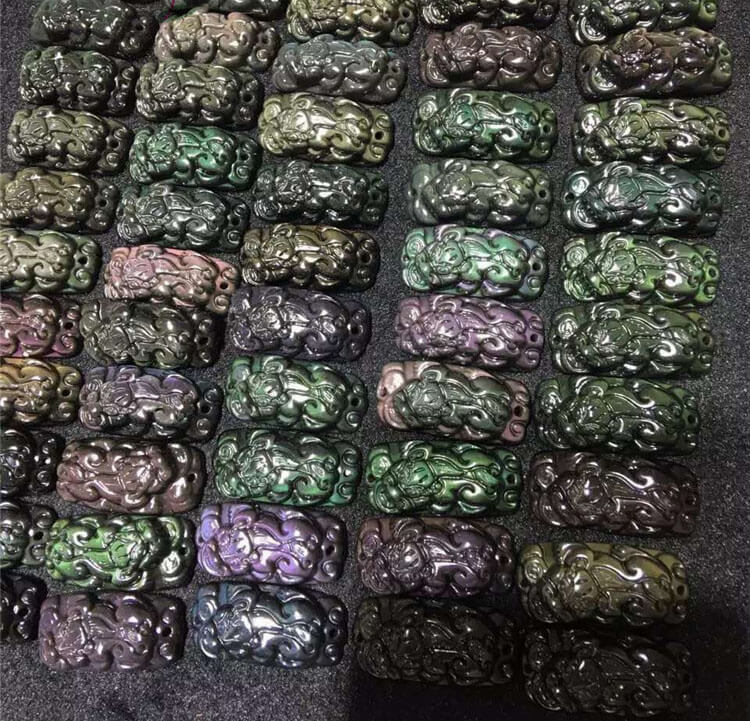 强光照射下的黑曜石貔貅