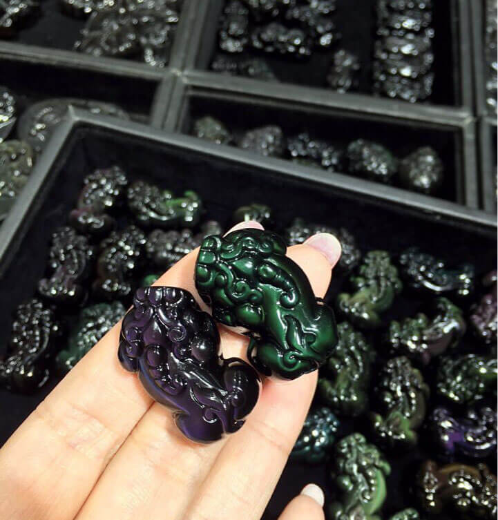 强光照射下的黑曜石貔貅
