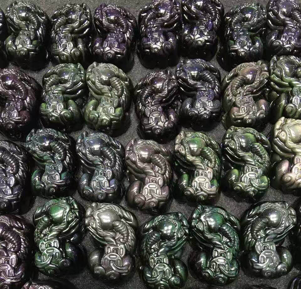 强光照射下的黑曜石貔貅