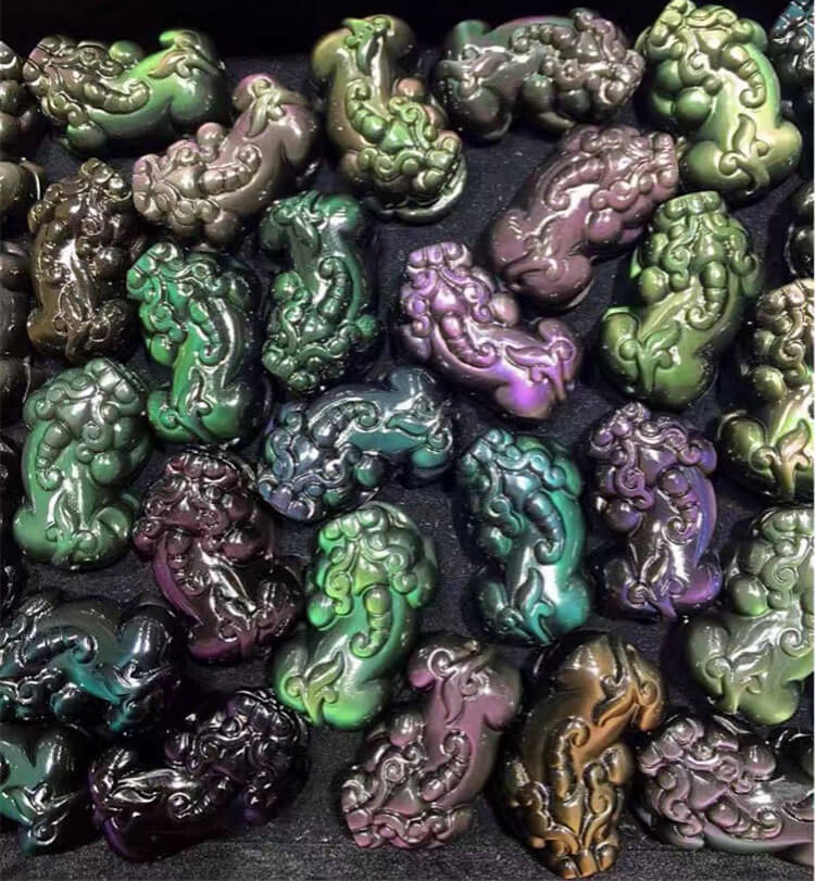 强光照射下的黑曜石貔貅