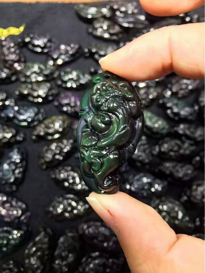 强光照射下的黑曜石貔貅
