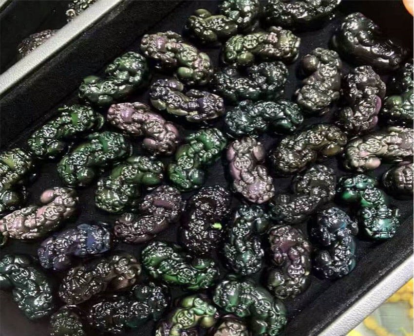强光照射下的黑曜石貔貅