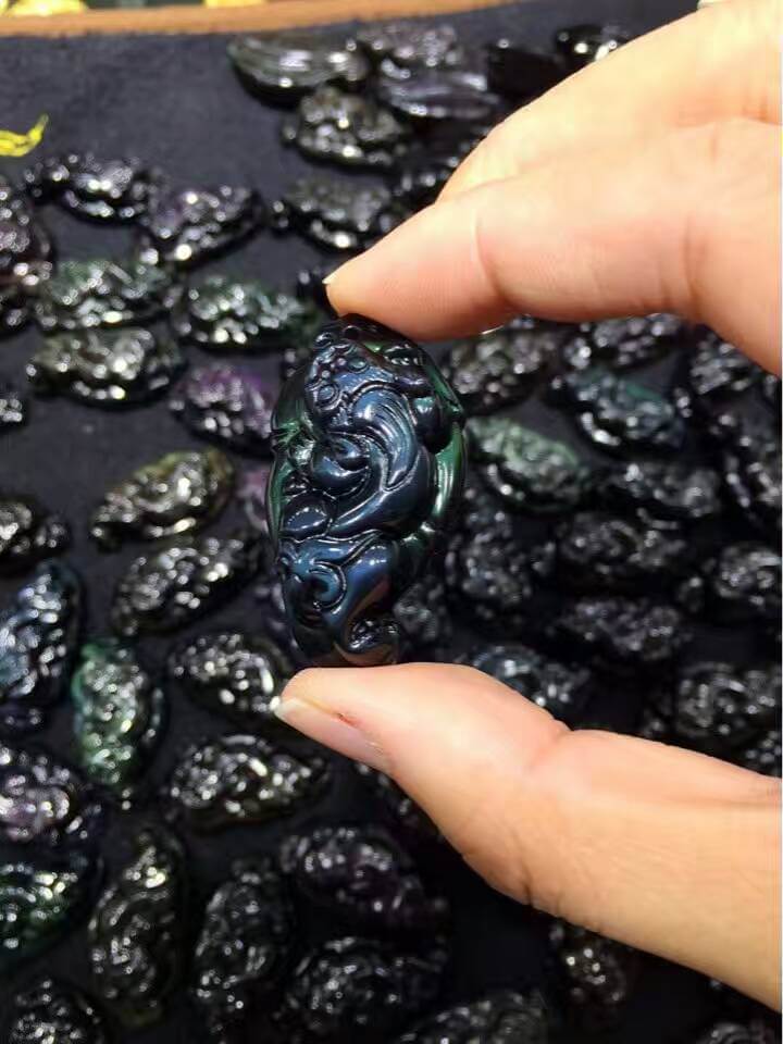 强光照射下的黑曜石貔貅