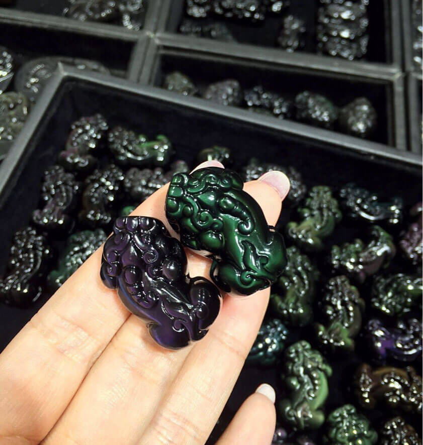 强光照射下的黑曜石貔貅