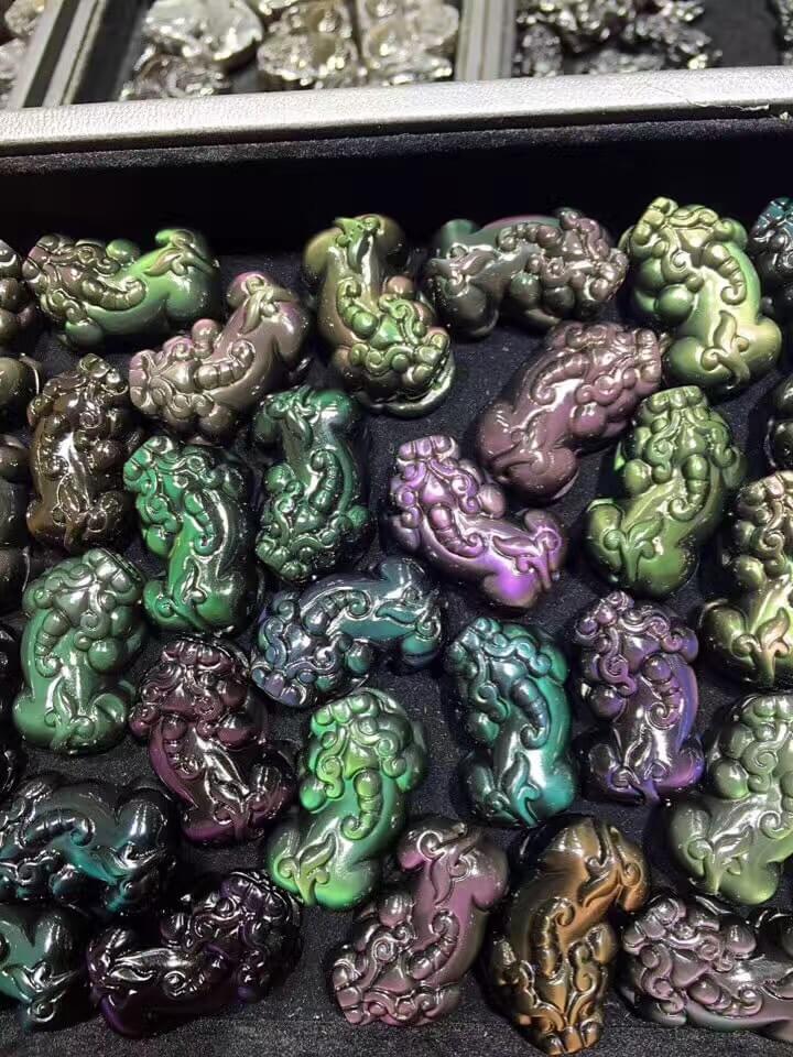 强光照射下的黑曜石貔貅
