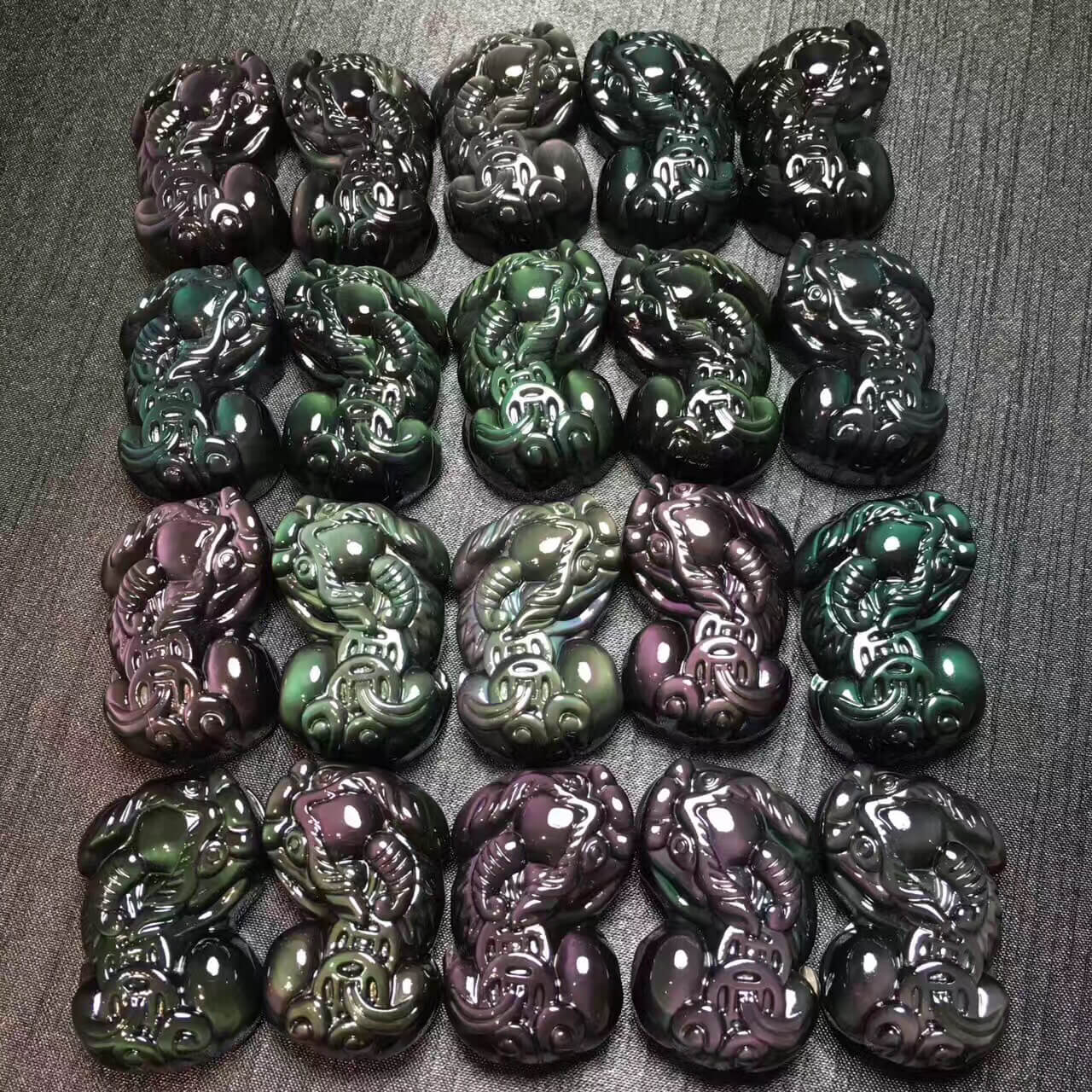 强光照射下的黑曜石貔貅
