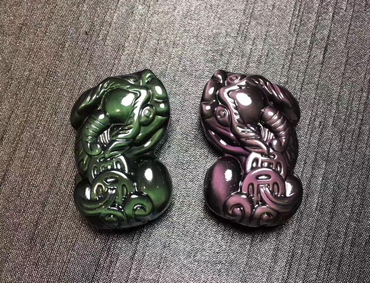 强光照射下的黑曜石貔貅
