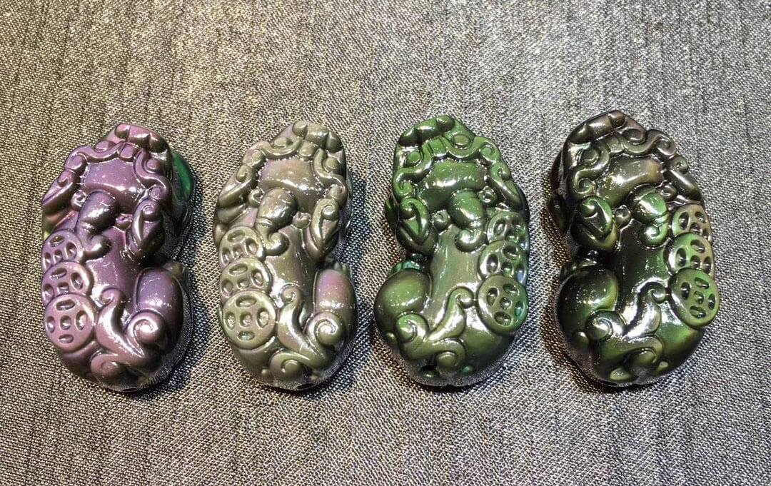 强光照射下的黑曜石貔貅