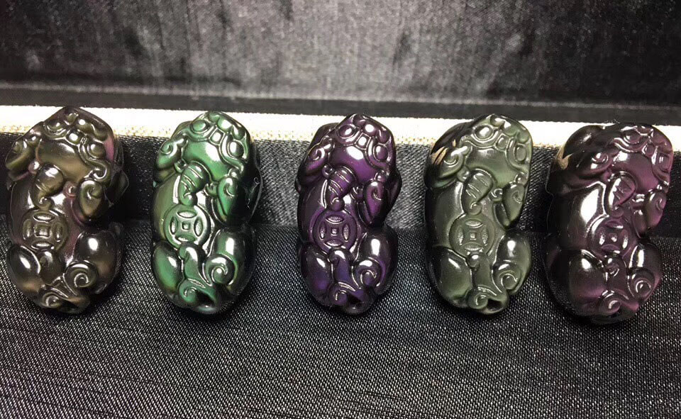 强光照射下的黑曜石貔貅