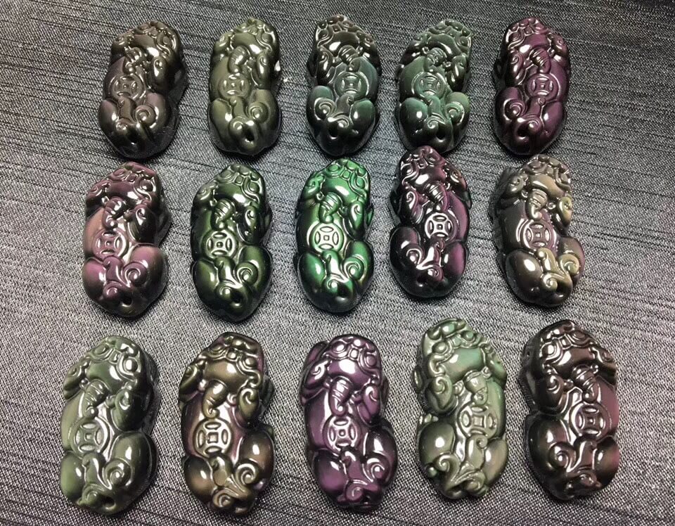 强光照射下的黑曜石貔貅
