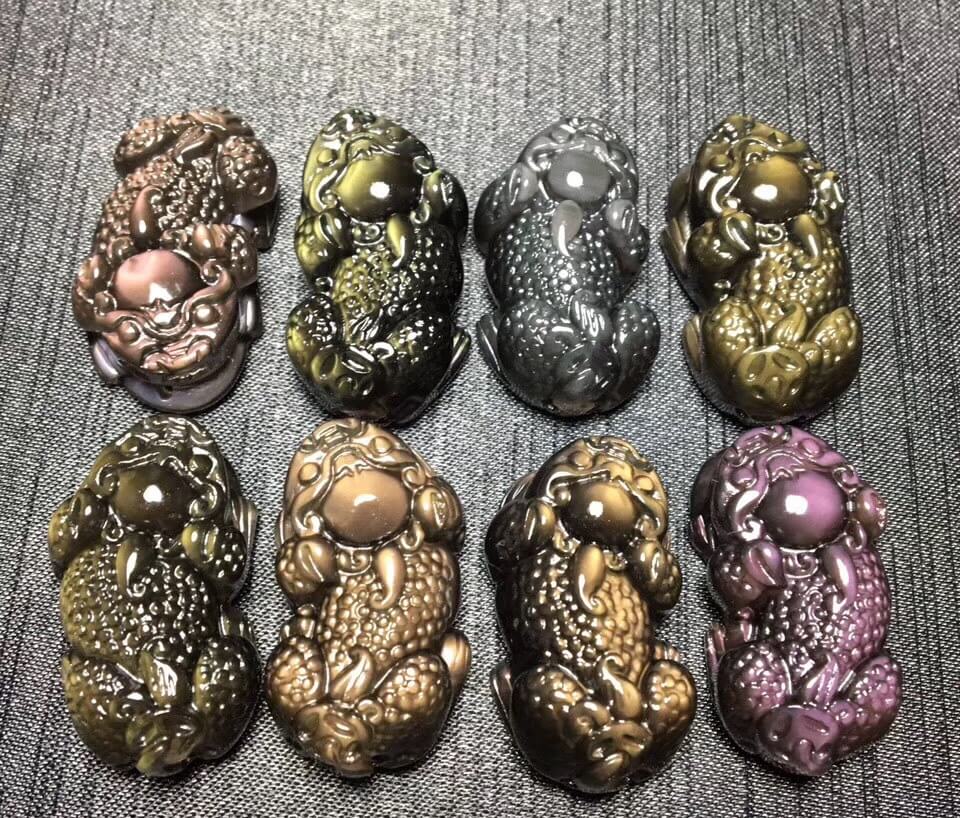 强光照射下的黑曜石貔貅